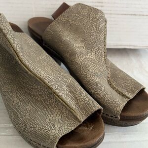 Women's Beige Patterned Sandals